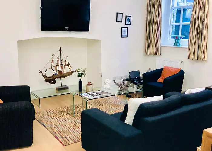 Contemporary Large Apartment In An Ideal Location